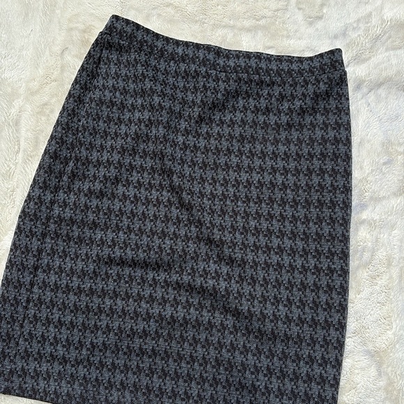 Lysespenard Houndstooth Pencil Skirt β Size Medium | Timeless Elegance | Office - Picture 2 of 6